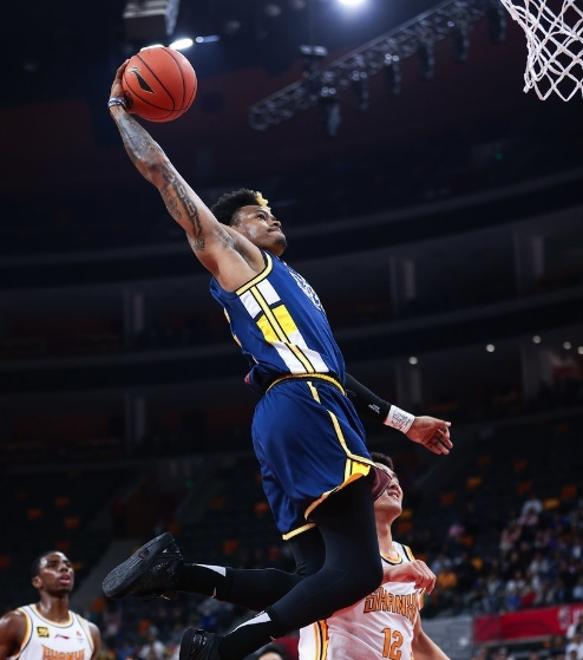 胜利光环照耀全队，球员斩获英雄战绩的简单介绍