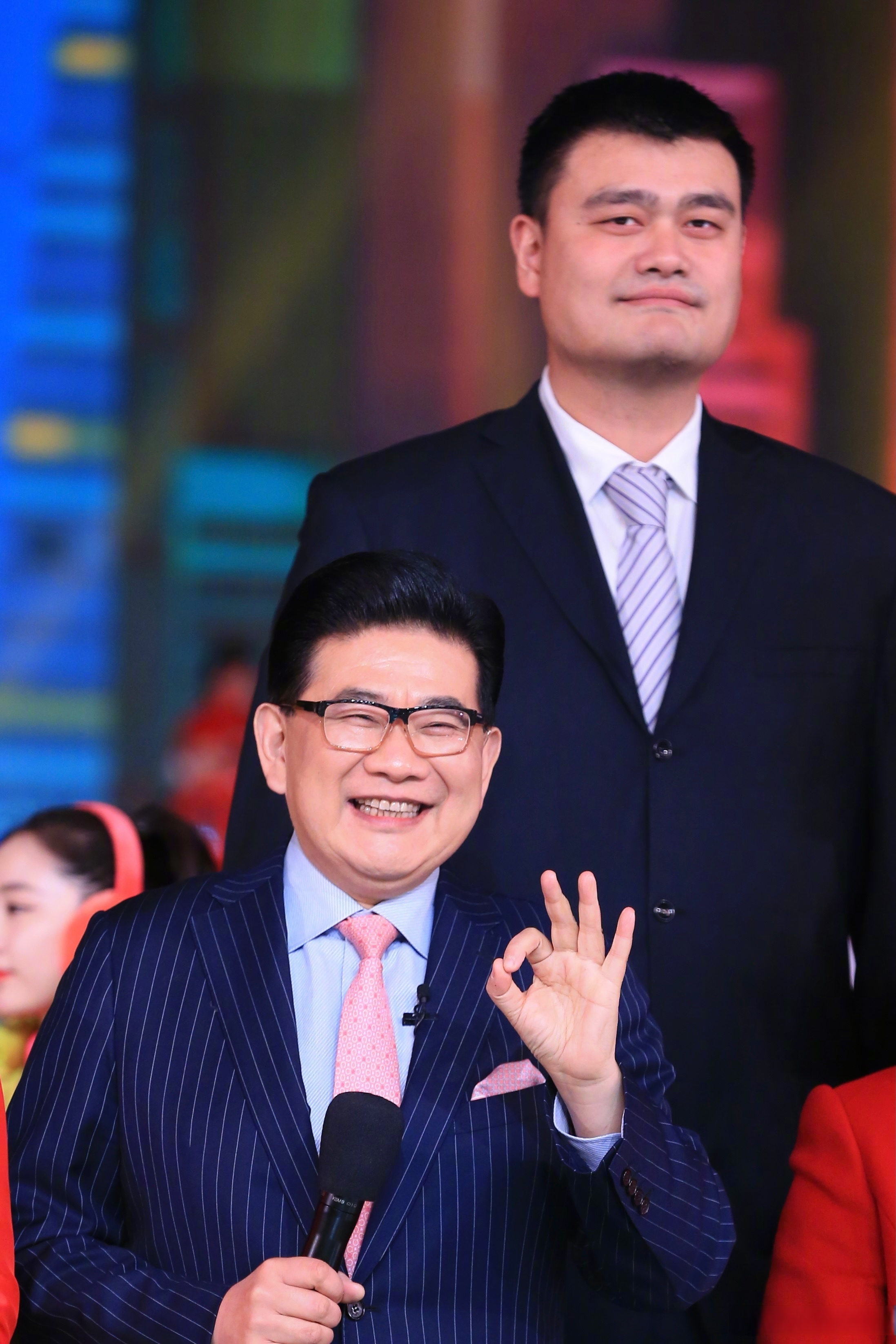 姚明重返篮球赛场：中国巨人教练身份娇妻与儿子助阵