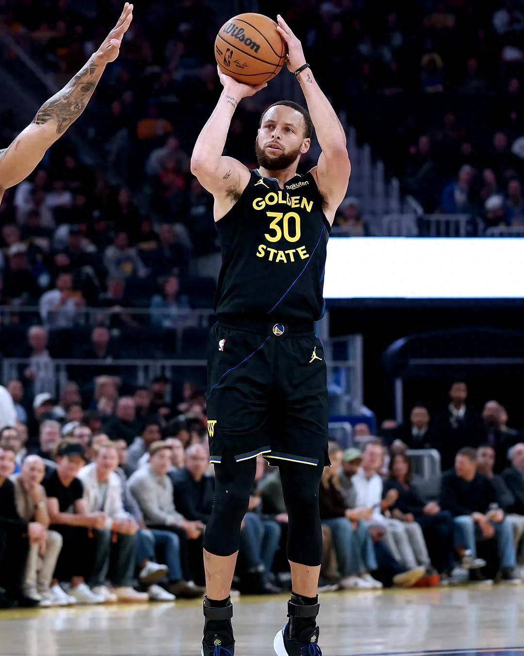 包含库里迎来十五赛季高光表现，独行侠球迷沸腾！的词条