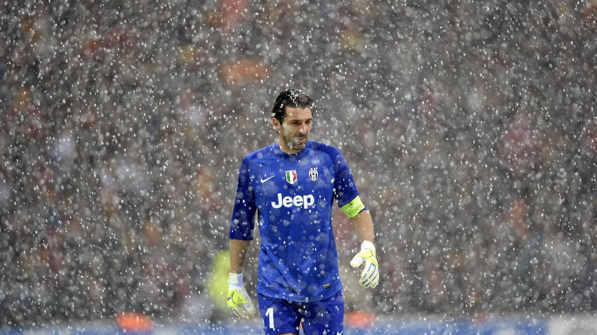 莱万多夫斯基重返赛场，出色防守首场状态出色，DWG观众沸腾！再创辉煌时刻