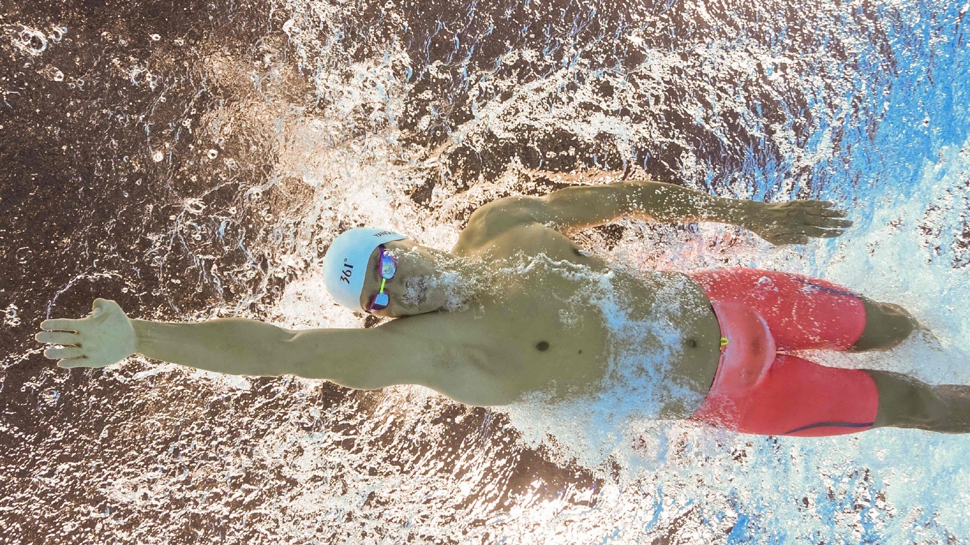 莱万多夫斯基重返赛场，出色防守首场状态出色，DWG观众沸腾！再创辉煌时刻